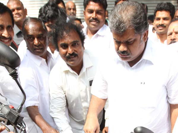 ஏராளமான தொண்டர்கள்...