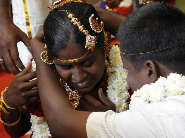 கட்டித் தழுவி ஆனந்தக் கண்ணீர்: