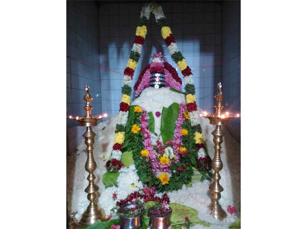 லிங்கத்திற்கு வண்ண அபிஷேகம்: