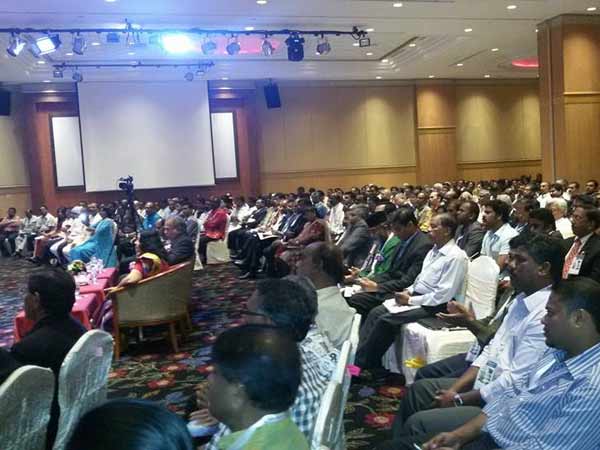 பாராட்டிய தமிழர்கள்