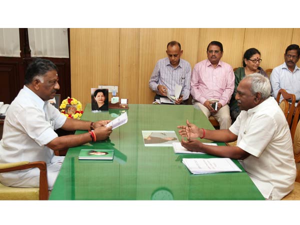 மக்களின் தலைமைச் செயலாளர், மக்களின் டிஜிபி புடை சூழ