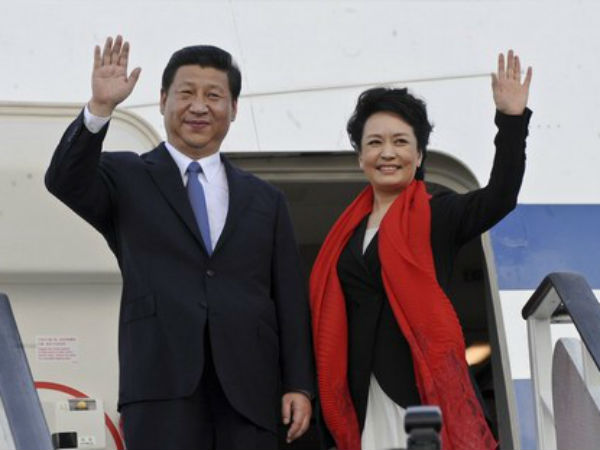 மனைவிக்கு குடை பிடித்த அதிபர்... மனைவிக்கு குடை பிடித்த அதிபர்...