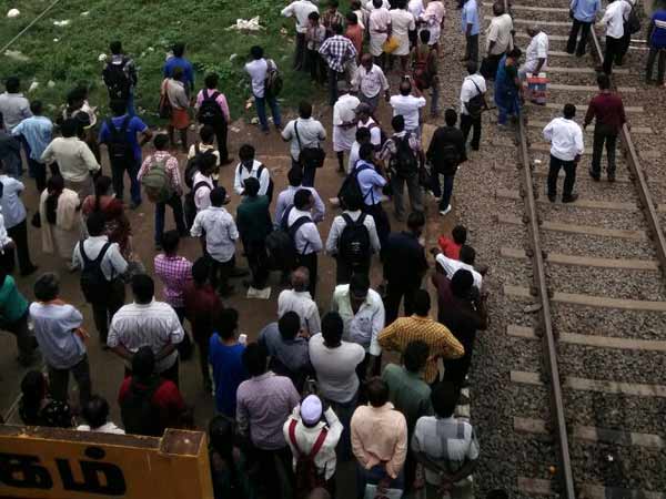 தினமும் பயணிக்கும் மக்கள்: