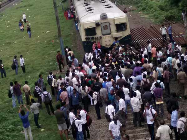 நூற்றுக்கணக்கான ரயில் பயணிகள்: