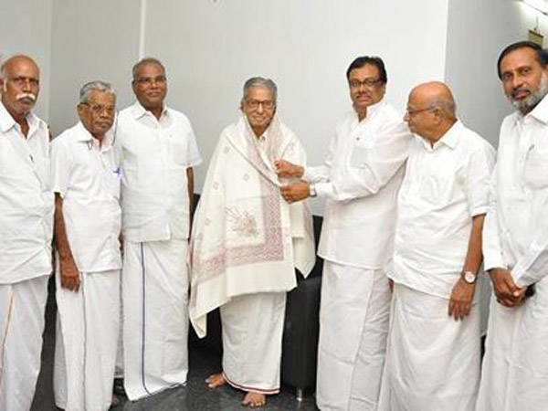 EVKS Elangovan meets Senior CPI leader Nallakannu