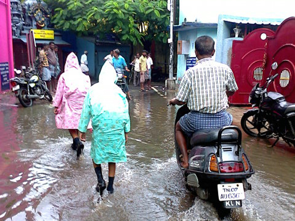 வீடுகளுக்குள் தண்ணீர் வீடுகளுக்குள் தண்ணீர்