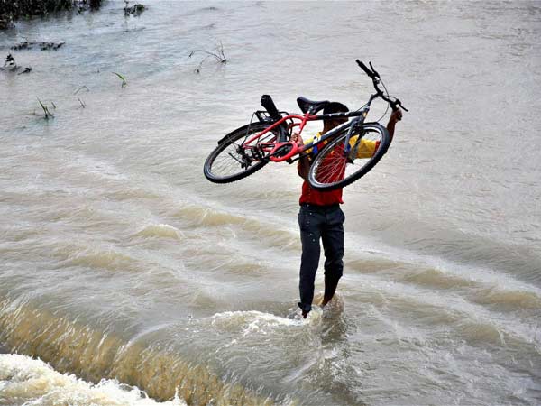 சாலைகள் சேதம் சாலைகள் சேதம்