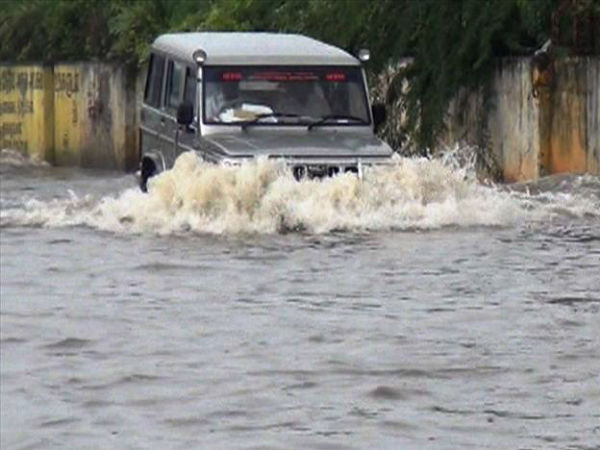 மிதந்து சென்ற வாகனங்கள்
