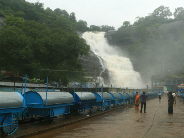 குற்றாலத்தில் வெள்ளம்