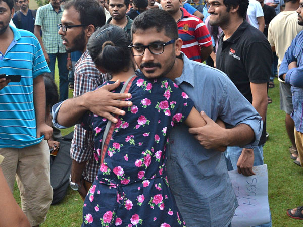பொது இடத்தில் கட்டிப்பிடிப்பதா?