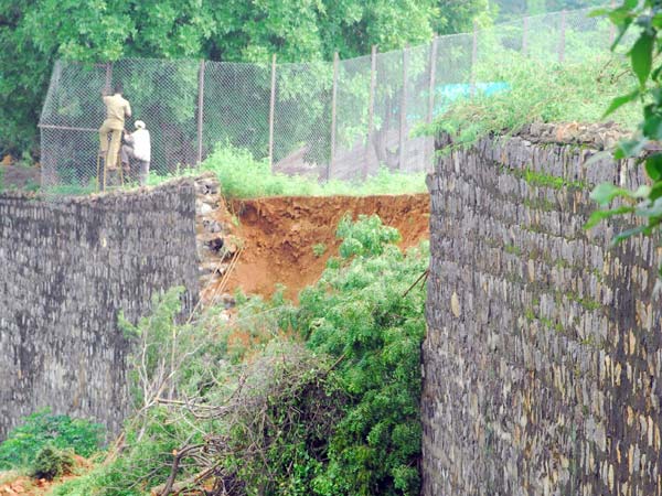 சுவர் இடிந்தது...