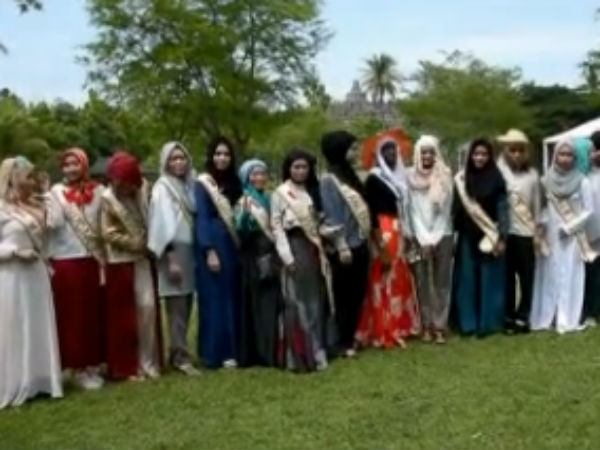 Muslim beauty pageant finalists visit Java Buddhist temple Muslim beauty pageant finalists visit Java Buddhist temple