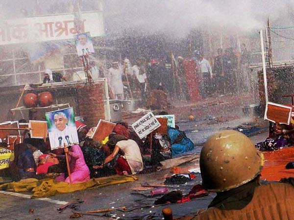 Rampal evades arrest even as police storm his ashram Rampal evades arrest even as police storm his ashram