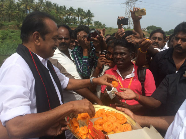 Vaiko visits Pennycuick memorial, pays floral tributes in the Mullaiperiyar water Vaiko visits Pennycuick memorial, pays floral tributes in the Mullaiperiyar water