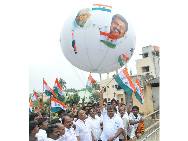 பலூனை பறக்கவிட்ட வாசன்