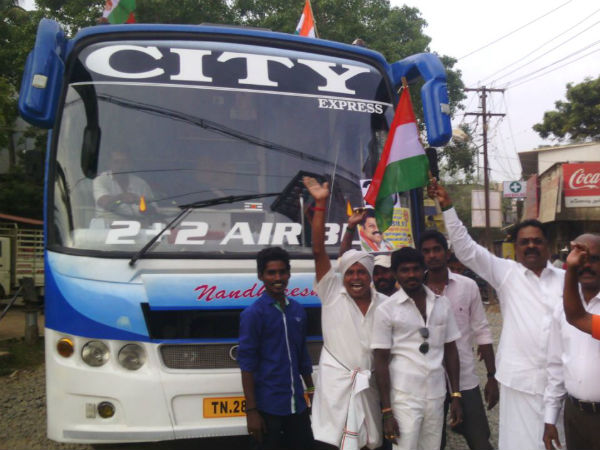 7 இடங்களில் வாகனங்கள் நிறுத்தம்