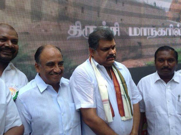 மாநாட்டு பந்தலை பார்வையிட்ட வாசன்