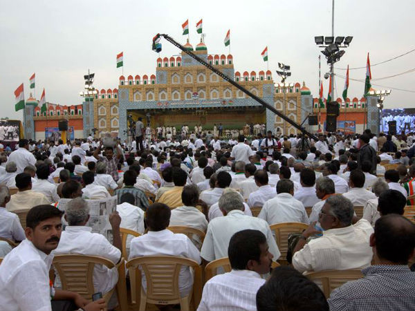 பிரம்மாண்ட மேடை