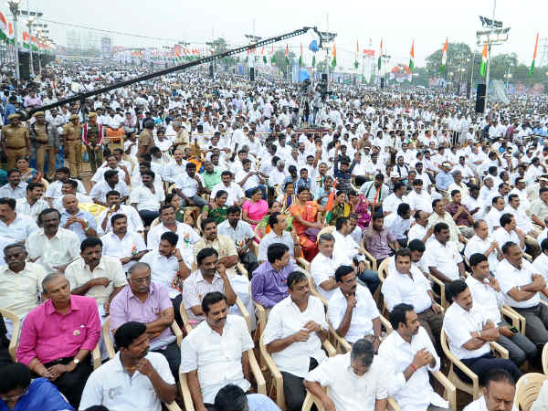 மழையிலும் குவிந்த தொண்டர்கள்