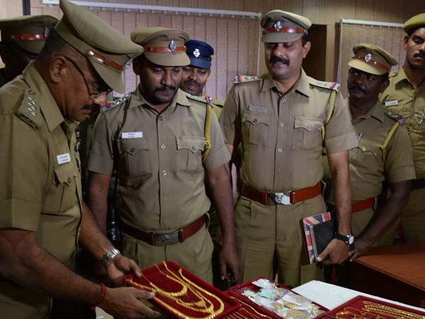 Police nab robbery gang