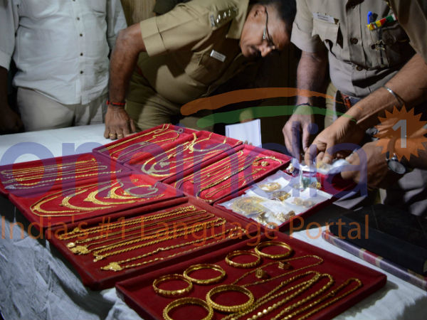 Man who preyed on elderly women held, gold seized