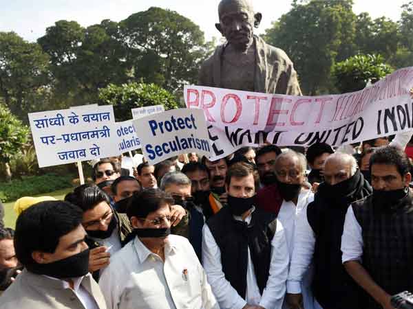 Rahul ties black band in protest against Sadhvi outside Parl