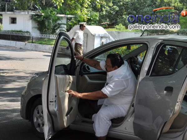 வந்திறங்கும் அமைச்சர்கள்..