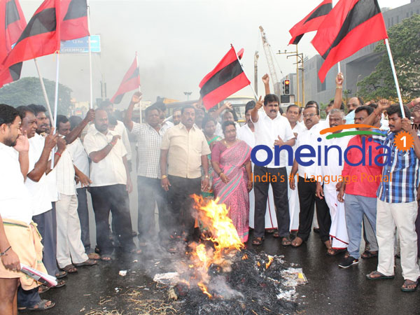 MDMK cadres burn Rajapaksa's effigy in Tiruvattar