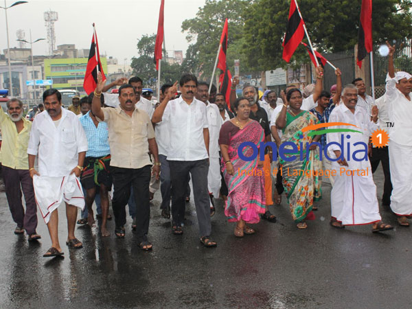 MDMK cadres burn Rajapaksa's effigy in Tiruvattar