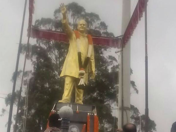 Oomen Chandy fails to attend Rajiv statue opening