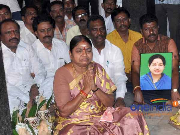 Minister Valarmathi attends special yagna