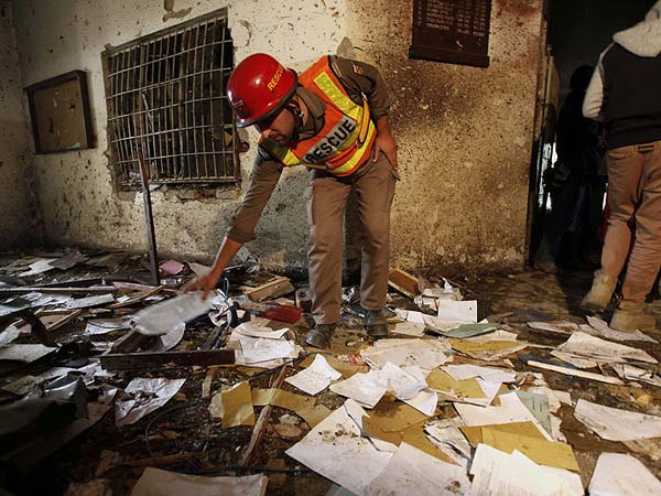 Thaazha Parakkum Kaakkaigal - 14 Thaazha Parakkum Kaakkaigal - 14