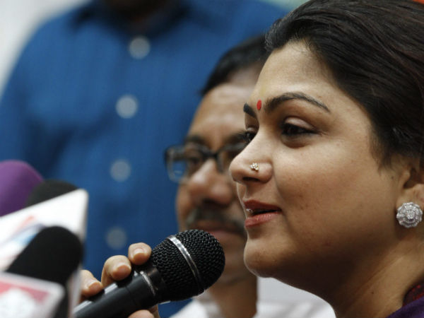 கட் அவுட் வைத்த காங்கிரஸ்