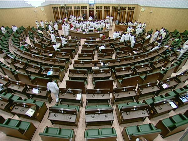 சபாநாயகர் இருக்கை முற்றுகை