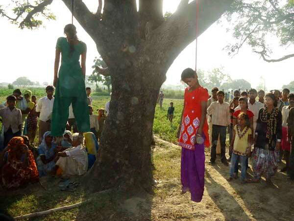 மரத்தில் தொங்கவிடப்பட்ட சிறுமிகள்: