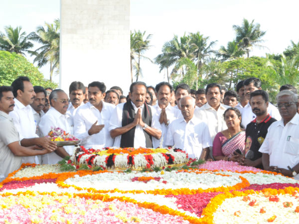 Jayalalitha pays tribute on MGR’s death anniversary, AIADMK takes a pledge Jayalalitha pays tribute on MGR’s death anniversary, AIADMK takes a pledge