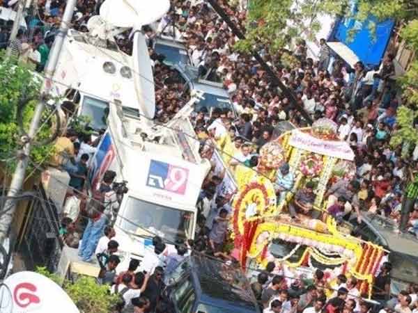 Balachander's body taken to crematory 