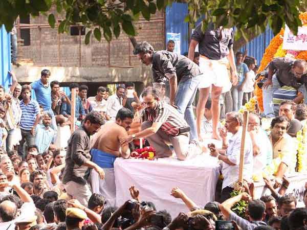 K.Balachander's funeral was held at Chennai Besant Nagar crematory 