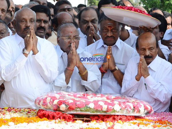 /news/tamilnadu/jayalalitha-pays-tribute-on-mgr-s-death-anniversary-aiadmk-takes-a-pledge-217689.html /news/tamilnadu/jayalalitha-pays-tribute-on-mgr-s-death-anniversary-aiadmk-takes-a-pledge-217689.html