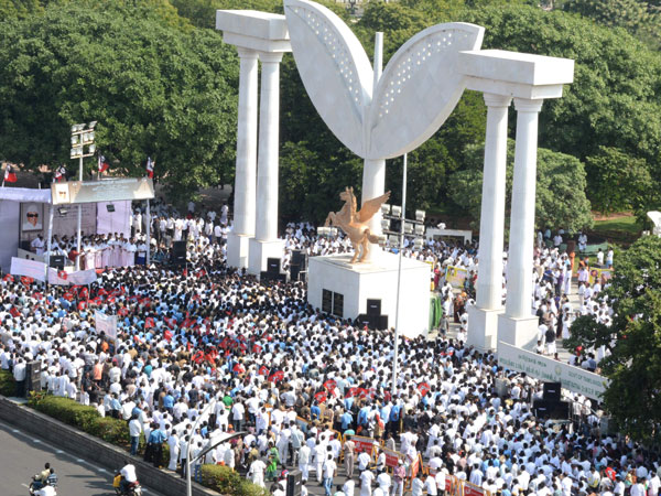 /news/tamilnadu/jayalalitha-pays-tribute-on-mgr-s-death-anniversary-aiadmk-takes-a-pledge-217689.html /news/tamilnadu/jayalalitha-pays-tribute-on-mgr-s-death-anniversary-aiadmk-takes-a-pledge-217689.html