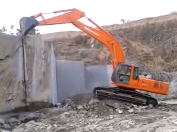 காவல்துறையினர் புகார்