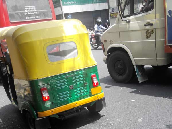 மருத்துவமனை நோக்கி பறந்த ஆட்டோ