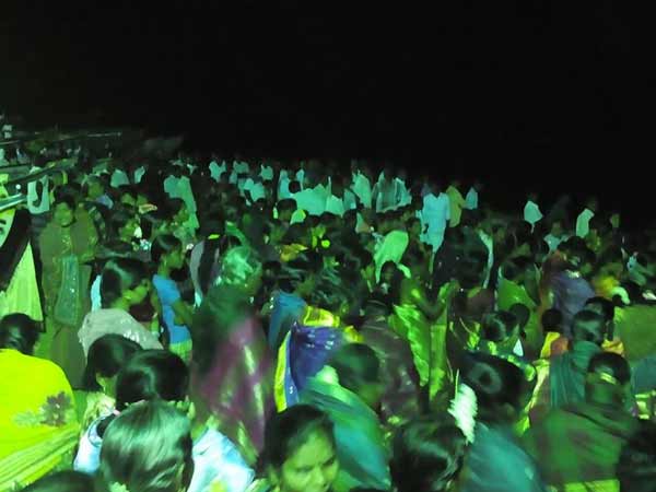 Down in the sea protest by nuclear plant protester in Kudangulam. Down in the sea protest by nuclear plant protester in Kudangulam.