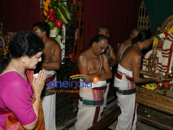 Sasikala worships in temple on new year day