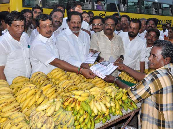 ADMK cadres issue bit notices on Karunanidhi's scams