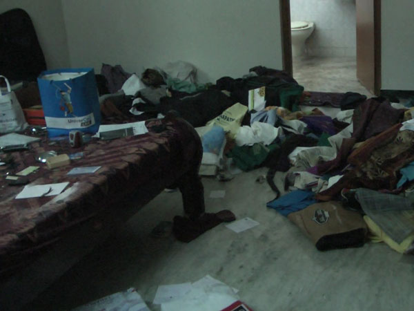 Gold ornaments and cash looted in Karur house