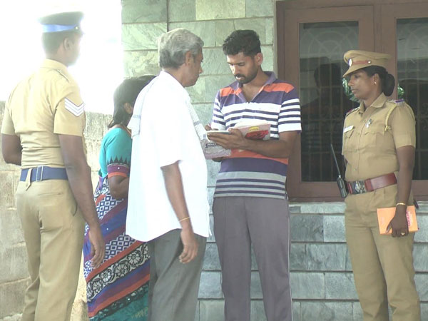 Gold ornaments and cash looted in Karur house