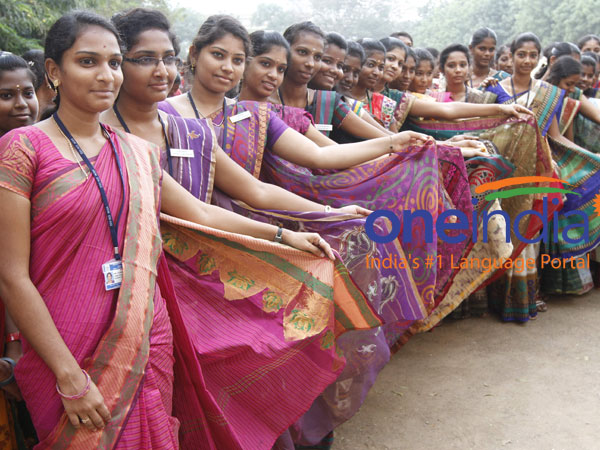 கைத்தறி புடவையில் மயில்கள்: