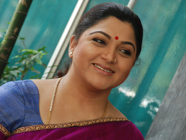 செருப்பு போட்ட குஷ்பு