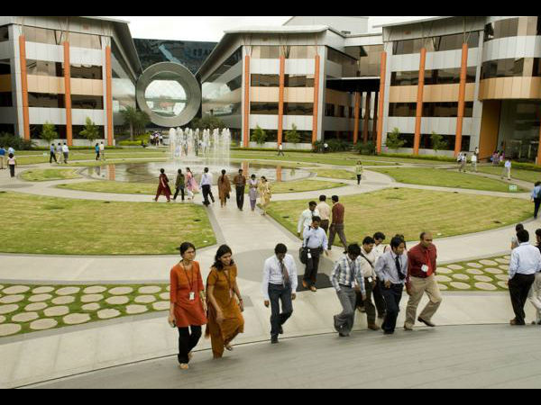 Infosys gifts 3,000 employees’ iPhone6 handsets